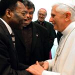 Pelé Instagram - Pelé sempre foi muito religioso. E nesta Páscoa, queremos compartilhar um pouco da paixão do Rei do Futebol por Deus. Ele sempre dizia: “Deus me deu o dom de jogar futebol”. E sempre tentou se encontrar com os pontífices da Igreja Católica pessoalmente. O Rei do Futebol entregou camisa autografada ao papa Francisco e se encontrou com Bento XVI, João Paulo II e Paulo VI. A Pelé Foundation deseja Feliz Páscoa a todos. . Pelé was always a religious person. This Easter, we want to share a little bit of the Rei’s love for God. He would always say “God gave me the gift of playing soccer”. He always tried to meet with the Catholic Church pontiffs in person. The Rei of football gave an autographed shirt to Pope Francis and met with Benedict XVI, John Paul II and Paul VI. The Pelé Foundation wish a happy Easter to all.