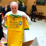 Pelé Instagram - Pelé sempre foi muito religioso. E nesta Páscoa, queremos compartilhar um pouco da paixão do Rei do Futebol por Deus. Ele sempre dizia: “Deus me deu o dom de jogar futebol”. E sempre tentou se encontrar com os pontífices da Igreja Católica pessoalmente. O Rei do Futebol entregou camisa autografada ao papa Francisco e se encontrou com Bento XVI, João Paulo II e Paulo VI. A Pelé Foundation deseja Feliz Páscoa a todos. . Pelé was always a religious person. This Easter, we want to share a little bit of the Rei’s love for God. He would always say “God gave me the gift of playing soccer”. He always tried to meet with the Catholic Church pontiffs in person. The Rei of football gave an autographed shirt to Pope Francis and met with Benedict XVI, John Paul II and Paul VI. The Pelé Foundation wish a happy Easter to all.