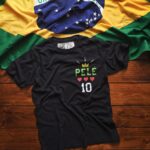 Pelé Instagram - "O amor é a coisa mais importante que podemos receber na vida. Digam comigo: "Amor! Amor! Amor!" Nenhum atleta individual significou mais para o mundo que o Pelé. Cresceu no Brasil como uma criança pobre. Na adolescência, se tornou um atleta profissional. Aí veio a Copa do Mundo. Viajou o mundo e espalhou gentileza e grandiosidade, tanto nos campos quanto no seu ativismo. No fim de sua vida, era rico, mas não de bens materiais. Rico de amor. Esse era o lema do Pelé. Amor! Amor! Amor! Isso é o que o tornou o maior. Junto de nossos parceiros @rootsoffight, honramos o Rei com uma nova coleção, que celebra sua vida e legado. Todos royalties vão para a Fundação Pelé para honrar e manter o trabalho da vida do Rei, ajudar a tornar o mundo um lugar melhor. Saiba mais em pele10.org e compre na rootsoffight.com. #Pelé #10 #RoostofFight #KnowYourRoots . “Love is more important than what we can take. Say it with me — “Love! Love! Love!” No singular athlete has meant more to the world than Pelé. As a child growing up in Brasil, he was poor. By the time he was a teenager he was a professional. Then came the World Cup. He traveled the globe and spread good will, both through his play on the pitch and through activism off it. At the end he was rich, yet not with material things. With love. That was Pelé's message. Love! Love! Love! That’s what fueled his greatness. Along with our partners @rootsoffight, we pay tribute to the King with this new collection celebrating his life and legacy. All royalties go to the Pelé Foundation to honor and help continue his life's work, helping to make the world a better place. Learn more at pele10.org and shop at rootsoffight.com. #Pelé #10 #RootsofFight #KnowYourRoots