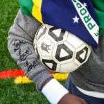 Pelé Instagram - "O amor é a coisa mais importante que podemos receber na vida. Digam comigo: "Amor! Amor! Amor!" Nenhum atleta individual significou mais para o mundo que o Pelé. Cresceu no Brasil como uma criança pobre. Na adolescência, se tornou um atleta profissional. Aí veio a Copa do Mundo. Viajou o mundo e espalhou gentileza e grandiosidade, tanto nos campos quanto no seu ativismo. No fim de sua vida, era rico, mas não de bens materiais. Rico de amor. Esse era o lema do Pelé. Amor! Amor! Amor! Isso é o que o tornou o maior. Junto de nossos parceiros @rootsoffight, honramos o Rei com uma nova coleção, que celebra sua vida e legado. Todos royalties vão para a Fundação Pelé para honrar e manter o trabalho da vida do Rei, ajudar a tornar o mundo um lugar melhor. Saiba mais em pele10.org e compre na rootsoffight.com. #Pelé #10 #RoostofFight #KnowYourRoots . “Love is more important than what we can take. Say it with me — “Love! Love! Love!” No singular athlete has meant more to the world than Pelé. As a child growing up in Brasil, he was poor. By the time he was a teenager he was a professional. Then came the World Cup. He traveled the globe and spread good will, both through his play on the pitch and through activism off it. At the end he was rich, yet not with material things. With love. That was Pelé's message. Love! Love! Love! That’s what fueled his greatness. Along with our partners @rootsoffight, we pay tribute to the King with this new collection celebrating his life and legacy. All royalties go to the Pelé Foundation to honor and help continue his life's work, helping to make the world a better place. Learn more at pele10.org and shop at rootsoffight.com. #Pelé #10 #RootsofFight #KnowYourRoots