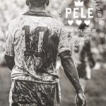 Pelé Instagram - "O amor é a coisa mais importante que podemos receber na vida. Digam comigo: "Amor! Amor! Amor!" Nenhum atleta individual significou mais para o mundo que o Pelé. Cresceu no Brasil como uma criança pobre. Na adolescência, se tornou um atleta profissional. Aí veio a Copa do Mundo. Viajou o mundo e espalhou gentileza e grandiosidade, tanto nos campos quanto no seu ativismo. No fim de sua vida, era rico, mas não de bens materiais. Rico de amor. Esse era o lema do Pelé. Amor! Amor! Amor! Isso é o que o tornou o maior. Junto de nossos parceiros @rootsoffight, honramos o Rei com uma nova coleção, que celebra sua vida e legado. Todos royalties vão para a Fundação Pelé para honrar e manter o trabalho da vida do Rei, ajudar a tornar o mundo um lugar melhor. Saiba mais em pele10.org e compre na rootsoffight.com. #Pelé #10 #RoostofFight #KnowYourRoots . “Love is more important than what we can take. Say it with me — “Love! Love! Love!” No singular athlete has meant more to the world than Pelé. As a child growing up in Brasil, he was poor. By the time he was a teenager he was a professional. Then came the World Cup. He traveled the globe and spread good will, both through his play on the pitch and through activism off it. At the end he was rich, yet not with material things. With love. That was Pelé's message. Love! Love! Love! That’s what fueled his greatness. Along with our partners @rootsoffight, we pay tribute to the King with this new collection celebrating his life and legacy. All royalties go to the Pelé Foundation to honor and help continue his life's work, helping to make the world a better place. Learn more at pele10.org and shop at rootsoffight.com. #Pelé #10 #RootsofFight #KnowYourRoots