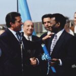 Pelé Instagram - Depois de se aposentar do futebol em 1977, Pelé concentrou em usar sua fama para trabalhar por causas que ele acreditava, tentando criar impactos positivos na luta pelo direito das crianças, pela educação e pelo combate à fome. Em 1994, Pelé foi indicado como Embaixador da Boa Vontade da UNESCO, um título que reconhece pessoas que dedicam incríveis esforços para contribuir para a paz mundial e segurança, promovendo colaboração entre os povos. Por todo seu trabalho humanitário em todo o mundo, a UNESCO premiou Pelé com o Children in Need Award, em 2012. No mesmo ano, ele foi homenageado com o título de Doutorado Honorário da Universidade de Edimburgo, em reconhecimento aos seus feitos em vida. Em respeito a sua vontade, este trabalho irá continuar através da Pelé Foundation, que vai manter este legado ativo através de suas ações solidárias. . After retiring from football in 1977, Pelé concentrated on using his fame to work for causes he believed in, ranging from world peace to international children’s rights and poverty alleviation. In 1994 Pelé was appointed a UNESCO Goodwill Ambassador, a role that recognizes people that wield incredible influence to contribute to world peace and security by promoting international collaboration. For all his humanitarian work around the world, UNESCO awarded Pelé with the ‘Children in Need’ Award in 2012. The same year, he was awarded an Honorary Doctorate Degree from the University of Edinburgh in recognition of his lifetime achievements. In respect of his will in life, this work will continue through the Pelé Foundation, which will keep this legacy active through its solidarity actions.
