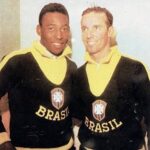 Pelé Instagram – Um dia triste para quem ama o futebol. O Velho Lobo se despede de nós. Se existir uma Seleção de jogadores no céu, agora ela recebe um grande treinador. Esperamos que estes dois amigos se reencontrem, e que seus legados no esporte sejam preservados para sempre. A Pelé Foundation transmite seu pesar a todos amigos e familiares de Zagallo. 
.
A sad day for those who love football. The “Old Wolf” says goodbye to us. If there is a national team of players in heaven, now it receives a great coach. We hope that these two friends will meet again, and that their legacies in the sport will be preserved forever. The Pelé Foundation conveys its condolences to all of Zagallo’s friends and family.