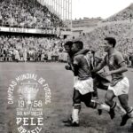 Pelé Instagram – “Depois do quinto gol, até eu quis torcer por ele.”
– Sigge Parling da Suécia sobre o grande Pelé, após a final da Copa do Mundo de 1958.

Quer saber o quão mágico Pelé foi desde o início? Quando criança, no verão de 1950, Pelé viu seu pai chorar quando o Brasil perdeu na Copa do Mundo contra o Uruguai, e fez uma promessa ao pai naquele momento: ele não permitiria que isso acontecesse quando ele chegasse lá. Em 1958, com apenas 17 anos, o fenômeno Pelé fez tudo certo. Ele marcou duas vezes na final da Copa do Mundo para ajudar o Brasil a vencer a Suécia, quebrando alguns recordes naquele dia, bem como os corações dos fiéis suecos em seu próprio território.

Desde então? Ele se tornou o maior astro do futebol já conhecido. @rootsoffight está relembrando aquele momento único na Suécia, em 1958, quando Pelé fez seu nome, com este novo lançamento na coleção oficial.

Pelé x @rootsoffight | Rootsoffight. com.
#RootsofFight #KnowYourRoots
.
“After the fifth goal, even I wanted to cheer for him.”
– Sigge Parling of Sweden on the great Pelé, after the 1958 World Cup Final.

Want to know how magical Pelé was from the start? As a kid in the summer of 1950, Pelé watched his father weep as Brasil came up short in the World Cup against Uruguay, and he made a vow to his dad right then and there: He wouldn’t allow that to happen when he made it there. In 1958, at just 17 years old, the phenom Pelé made good. He scored twice in the World Cup Final to help Brasil beat Sweden, breaking a couple of records that day, as well as the hearts of the Swedish faithful on their own turf.

From there? He became the biggest superstar soccer had ever known. @rootsoffight is throwing back to that breakthrough moment in Sweden, 1958, when Pelé made a name with this new drop in the official collection.

Pelé x @rootsoffight | Rootsoffight.com.
#RootsofFight #KnowYourRoots