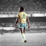 Pelé Instagram – A camisa amarela. O número 10. As três Copas do Mundo. O Rei não veste um uniforme. Ele veste a história. 
.
The yellow shirt. The number 10. The three World Cups. The King does not wear a uniform. He wears history.