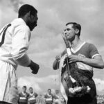 Pelé Instagram - Muito mais que um clube de futebol. Um escudo que desbravou fronteiras com pioneirismo e amor pelo Brasil. Um time que atravessou oceanos, levando o futebol brasileiro para diversos lugares do planeta. Um manto que inspirou a transformação do jeito de jogar futebol no mundo inteiro. Eis algumas fotos raras, para lembrarmos da história do @santosfc, que é grandiosa e nunca irá se apagar. . Much more than a football club, Santos FC is a shield that has explored frontiers with a pioneering spirit and a love for Brazil. It is a team that has crossed oceans, taking Brazilian football to different places on the planet. A mantle that has inspired the transformation of the way football is played around the world. Here are some rare photos to remind us of the great history of @santosfc, which will never fade away.