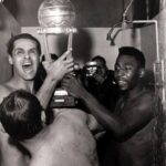 Pelé Instagram - Muito mais que um clube de futebol. Um escudo que desbravou fronteiras com pioneirismo e amor pelo Brasil. Um time que atravessou oceanos, levando o futebol brasileiro para diversos lugares do planeta. Um manto que inspirou a transformação do jeito de jogar futebol no mundo inteiro. Eis algumas fotos raras, para lembrarmos da história do @santosfc, que é grandiosa e nunca irá se apagar. . Much more than a football club, Santos FC is a shield that has explored frontiers with a pioneering spirit and a love for Brazil. It is a team that has crossed oceans, taking Brazilian football to different places on the planet. A mantle that has inspired the transformation of the way football is played around the world. Here are some rare photos to remind us of the great history of @santosfc, which will never fade away.
