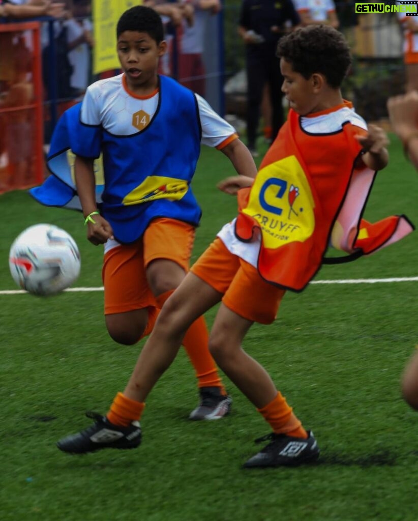 Pelé Instagram - We are proud Cruyff Court Pelé has been openend in Santos marking the milestone of the 300th Cruyff Court in the world by paying tribute to two legends: Pelé and Cruyff This court brings opportunities to the kids and will continue to cement the amazing legacy of two of greatest players in history. The bond between Johan and Edson is as strong as ever with this 300th Court. 🇧🇷 Nós estamos orgulhosos em anunciar que o Cruyff Court Pelé foi aberto em Santos, atingindo a marca de 300 Cruyff Court no mundo, em homenagem a duas lendas: Pelé e Cruyff. Este espaço traz oportunidades para crianças e continua a consolidar o legado incrível de dois dos maiores jogadores na história. A ligação entre Johan e Edson é maior do que nunca com esta quadra. Santos, Sao Paulo, Brazil