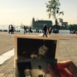 Pelin Abay Instagram - Hayatımın 8739. günü, beni ‘ben’ yapan birkaç kaybediş. İnsanlarla iletişim kurarken kendimi karşımdakinin merhametine bıraktığım günler. Şu sıralar en sevdiğim şey: tarihi bir şeylerin, çok eski bir şeylerin önünde bütün gençlikleriyle duran gençlerin fotoğrafları. Bir şeylerin önünde durup fotoğraf çektirmek beni utandırıyor, sonra çekmediğim için çok pişman oluyorum. Bugün sahafta bulduğum, bu tanımadığım ama neden bilmiyorum çok sevdiğim beyleri ve şirin bebeği hiçbir şeyin net olmadığı bir fotoğrafta Haydarpaşa'yla. Eskiden her sokağı denize çıkıyor diye çok sevdiğim Kadıköy'ü artık aynı sebeple sevmiyorum. Bugün Kadıköy'de, duvarına doğru eğilmiş bir ağaç? Kendi kafanı sevmeyi ne zaman bırakacaksın? Nisan'ın görkemli kaybedişi. Ben de bu Nisan bütün gençliğimle, görkemli kaybedişimin önünde, hayatımı hadi hadi hadiieeee diye sallamayı bırakıyorum ve hiçbir faydası olmayan bir Mayıs hızla akıyor, Haziran'ın gelişine kim ne yapabilir!?