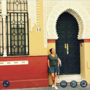 Pelinsu Pir Instagram - Eveet Sevillayı da bitirdik ,pek güzel bir şehirmiş canlar bir gün yolunuz buralara düşerse uğrayın derim,bir de her başarılı kadının arkasında bir erkek vardır ,diyip sustum 😂🙏❤️#ispanya #sevilla #gezmece @leventtulek