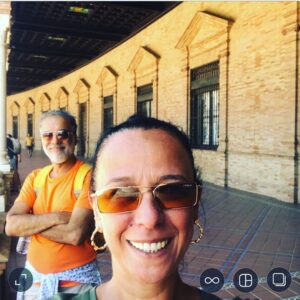 Pelinsu Pir Instagram - Eveet Sevillayı da bitirdik ,pek güzel bir şehirmiş canlar bir gün yolunuz buralara düşerse uğrayın derim,bir de her başarılı kadının arkasında bir erkek vardır ,diyip sustum 😂🙏❤️#ispanya #sevilla #gezmece @leventtulek