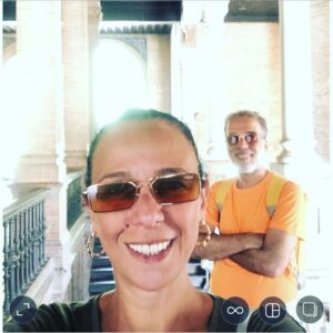 Pelinsu Pir Instagram - Eveet Sevillayı da bitirdik ,pek güzel bir şehirmiş canlar bir gün yolunuz buralara düşerse uğrayın derim,bir de her başarılı kadının arkasında bir erkek vardır ,diyip sustum 😂🙏❤️#ispanya #sevilla #gezmece @leventtulek