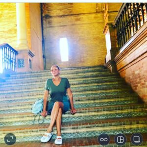Pelinsu Pir Instagram - Eveet Sevillayı da bitirdik ,pek güzel bir şehirmiş canlar bir gün yolunuz buralara düşerse uğrayın derim,bir de her başarılı kadının arkasında bir erkek vardır ,diyip sustum 😂🙏❤️#ispanya #sevilla #gezmece @leventtulek