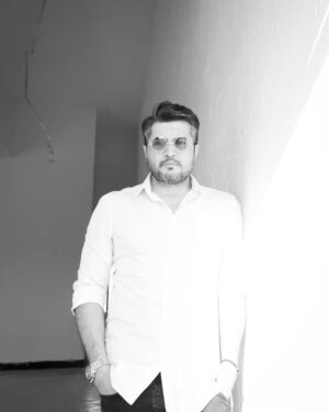Pendar Akbari Instagram - ...
.
اغلبِ آدم‌ ها . اگر کسی را پذیرفتند، همهٔ عیوبش را حسن می‌بینند و کوچک‌ترین انتقادی بر شخص مورد پسند ایشان وارد نیست و اگر از کسی نفرت پیدا کردند از همهٔ خصلت‌های نیکوی او چشم ‌پوشی می‌کنند و عیوب او را بزرگ می‌نمایانند.
✍🏻 #جورج_اورول

#pendarakbari #پندار_اکبری 
#iranianartist #iranianactor #iran 
#honarmandan #honar #art #artist