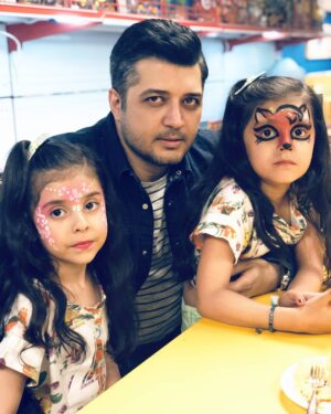 Pendar Akbari Instagram - ...
..
از کسانی که می کوشند آرزوهایت را کوچک و بی ارزش جلوه دهند دوری کن. 
افراد کوچک آرزوهای دیگران را کوچک می‌شمارند، ولی افراد بزرگ به تو میگویند که تو هم میتوانی بزرگ باشی!
#مارک_تواین
پ ن : همراه دوقلوهای افسانه ای در بامزی لند 😁 ترمه و ترلان عزیزم که قبلا در نمایش ما (زن نیک ایالت سچوان) بازی کردن 
@bamzyland

#pendarakbari 
#پندار_اکبری 
#iran #iranianartist #iranianactor #iranian #artist #art #honarmandan #honar