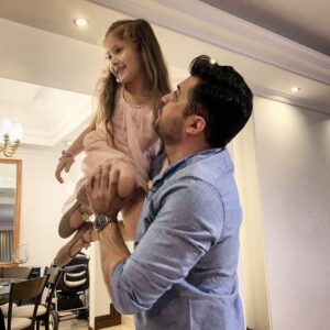 Pendar Akbari Instagram - ..
... .
برای زیبا زندگی نکردن،
کوتاهیِ عمر را بهانه نکنیم.
عمر کوتاہ نیست بلکه
ما کوتاهی می کنیم، زندگی
لحظه به لحظه ش غنیمته
فرصته، شانسه، عشقه
سادہ ازش نگذریم
زندگی زیباست...
.
اینجا پناه زیبا و دوست داشتنی ما داشت آماده میشد واسه یه پرتاب بیست امتیازی 😉😀💙💓
.
 #پندار_اکبری
#pendarakbari #panahestakhri #iran #iranianartist #iranianactor #honarmandan #honar #art #kids