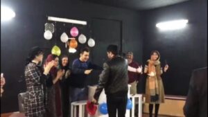 Pendar Akbari Instagram - و قصه تولد امسال من اینگونه پایان یافت .... 💙♥
تمرین نمایش زن نیک ایالت سچوان ، چند روز قبل از اجرا و یک سورپرایز هیجان انگیز ... 💙♥
هیچی بهتر از این‌ نمیشه که با یک گروه خوش قلب و مهربون سر کار باشی ، 
گروهی که مرام و معرفتشون یک دنیا ارزشمنده . بچه های گروه امروز یکی از بهترین روزهای زندگی من رو رقم زدن 💙♥
از همه دوستان عزیزم و همه شما که به هر طریقی با تبریکای خوبتون بهم انرژی دادین و خوشحالم کردین صمیمانه سپاسگذارم 💙♥ براتون بهترینها رو آرزومندم 
ضمنا نمایش ما از بیست آذر شروع میشه منتظر دیدارتون هستیم 🙏🌷 #pendarakbari