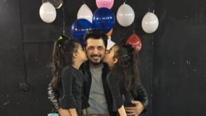 Pendar Akbari Instagram - و قصه تولد امسال من اینگونه پایان یافت .... 💙♥
تمرین نمایش زن نیک ایالت سچوان ، چند روز قبل از اجرا و یک سورپرایز هیجان انگیز ... 💙♥
هیچی بهتر از این‌ نمیشه که با یک گروه خوش قلب و مهربون سر کار باشی ، 
گروهی که مرام و معرفتشون یک دنیا ارزشمنده . بچه های گروه امروز یکی از بهترین روزهای زندگی من رو رقم زدن 💙♥
از همه دوستان عزیزم و همه شما که به هر طریقی با تبریکای خوبتون بهم انرژی دادین و خوشحالم کردین صمیمانه سپاسگذارم 💙♥ براتون بهترینها رو آرزومندم 
ضمنا نمایش ما از بیست آذر شروع میشه منتظر دیدارتون هستیم 🙏🌷 #pendarakbari
