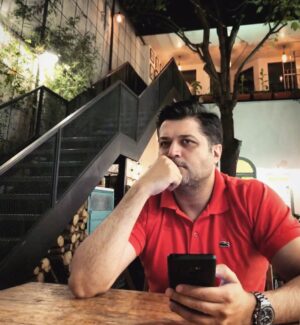 Pendar Akbari Instagram - مُشتفکر 🤜🤯 
#پندار_اکبری 
#پنداراکبری 
#pendarakbari #pendar_akbari #iran #iranianactor #iranianartist #honar #honarmandan