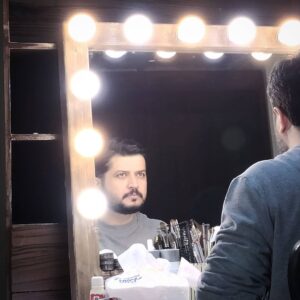 Pendar Akbari Instagram - گاهی بعضی‌ ها فکر می‌ کنن که ملاک خلقت هستن و از دیگران انتظار دارن که طبق خواسته اونها عمل کنن....

به عنوان مثال؛ چون من از این شخص خوشم نمیاد دیگران هم نباید از اون خوششون بیاد و نباید اونو دعوت کنن و یا وقتی در جمعی هستن اونو نباید نگاهش کنن.
چون فلان چیز رو من خریدم دیگران نباید اون رو بخرن، واون چیز باید در انحصار من باشه!

این افراد جهان برایشان سیاه و سفید است یا جهان، فقط دوست است و یا فقط دشمن!
 حالت‌های عمیق و سنگین خودبزرگ بینی و خودشیفتگی و خودمحور بودن

دقیق نمیشه گفت اطرافیانشون چه واکنشی  در برابر این رفتارها نشون میدن یا این رفتارها نشونه چی میتونه باشه؟!
Photo by @amirbandehloo.pv
#پندار_اکبری #پنداراکبری #pendarakbari #pendar_akbari #iran #iranianartist #iranianactor #honarmandan #honar #art