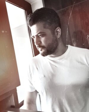 Pendar Akbari Instagram - خواهی نشوی همرنگ ، رسوای جماعت شو 
...
کاملا درست خوندین ، منم اشتباه ننوشتمش 😉
یه جابجایی تاثیرگذار.. با دیدن آدمایی که همیشه خودشونو هم رنگ جماعت میکنن تا چهره واقعیشون رو مخفی نگه دارن به نظرم کار این دسته خیلی سخت تره ولی وجدانشون راحت تر... جمله انقدر برام جذاب و پرمحتوا شد که گذاشتمش تو بیو پیجم 🤞 
برداشتتون رو از محتوای این مثل برام بنویسید خوشحال میشم نظراتتون رو بخونم❣
#پندار_اکبری
#pendarakbari #iran #iranianartist #iranianactor #honar #honarmandan