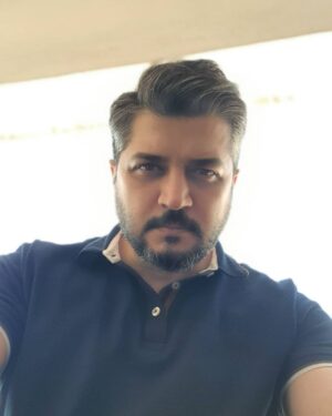 Pendar Akbari Instagram - کاش همیشه جلو زدن از دیگران به این معنی باشه که طرف تو کارش موفق بوده و پیشرفت کرده و این شده عامل پیشی گرفتنش از بقیه،
اما جلو زدن بهانه ای شده واسه تو مرکز دید قرار گرفتن، تاکید به شخصیتهای مهمی داشتن، مثل اون آدمایی که دوست دارن همیشه جلو بشینن؛ تو مراسمات جلو باشن ، تو صندلی های تئاتر و سینما جلو بشینن، چه تو ماشین، چه تو حرف زدن در یک جمع، چه تو شبکه های مجازی، چه تو... آدمایی که حرص میزنن همیشه جلوی چشم دیگران باشن تا به همه اثبات کنن چقدر مهم و تاثیر گذارن، این نوع آدمیزاد در همه جا پیدا میشه، مثلا برای خود ما در تئاتر اتفاق افتاد که مهمان هنرمندمون چون ردیف اول جا نداشت بشینه قهر کرد رفت یا مهمان دیگر که تاکید داشت حتما در آخر نمایش معرفی بشه تا تماشاگران تشویقش کنن و.... نمیدونم چقدر با اینجور شخصیتها مواجه شدین اما نظرتون رو حتما درباره این آدما بنویسید 
#پندار_اکبری 
#pendarakbari #iran #iranianartist #iranianactor #art #honar #honarmandan