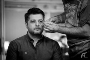 Pendar Akbari Instagram - این جمله ها چقدر به گوشتون خورده؟!
منو استوری کن ،
تولدمو تو پستت تبریک بگو ، 
چرا واسه دیگران کامنت میزاری واسه من نمیزاری،
اگه فالوت کنم حتما باید بک بدی! و...
چقدر تو رو در وایستی مجبور شدین این کارو انجام بدین؟ 
اشخاصی که این اتفاق براشون پیش اومده قطعا میدونن اگه انجام نداده باشن مرحله دیگه ای آغاز میشه که پیگیرانه باهات تماس بگیرن که چرا این خواسته هارو انجام ندادی .. یعنی هیچ کاری مهمتر از این قضیه باهات ندارن و از نظر خودشون این یه توقع نیست، یه خواسته دوستانه س البته با یه لحن متظاهرانه مهربون،و اصرار و وادار کردن شما به انجام این کارا. این درسته که هرکسی هر کمکی یا محبتی که به دیگران داره رو میتونه انجام بده ولی نکته همینجاست که خودش بخواد ،دلی باشه ، نه با اصرار ، اما این پر توقعی ها به شخصیت فرد بر میگرده و  دست و پا زدن در رسیدن به جایگاهی از طریق دیگران،
یعنی دیگران برای تو همه کاری کنن که دیده شی بدون اینکه خودت زحمتی کشیده باشی یا اندازه های اون جایگاه رو داشته باشی ،
همه اینا نمونه بارز حرص و ولع داشتن واسه رسیدن به مرکز توجهه حالا ابعاد دیگه مورد توجه قرار گرفتن بماند اما مساله اینه که ما به هم حق انتخاب نمیدیم فقط تو معذوریت مجبوریم که همو داشته باشیم تا دل کسی نشکنه..
#پندار_اکبری 
عکس از سرکار خانم آتوسا امینی 
#pendarakbari #iranian #iran #iranianartist #iranianactor