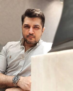 Pendar Akbari Instagram - فیک بودن، چیزیه که همه ی ما میدونیم چی هست و چه شکلیه. فیک بودن با عکس یکی دیگه پیج ساختن و با یه اسم عجیب غریب اومدن تو فضای مجازی نیست ! فیک بودن، همون لبخند مصنوعیه برای جلب توجه، همون لهجه های با ادا و عجیب غریبه ، ژست گرفتن های بی کیفیت و ابتدایی از  مدلهایی که قبلا یه جایی دیدیم ، همون لب و لوچه جمع کردن تو عکسها و ژست سورپرایز شدن و.... فیک بودن یعنی اینکه یه تصویری از خودت و زندگیت به دیگران نشون بدی که کاملاً واقعیت نداره و فقط برای تایید از دیگران و برانگیختن حس حسادت در بقیه باشه. میدونم که خودتون میتونید میلیونها مثال دیگه از این شخصیت های فیک بزنید. و شاید به این موضوع رسیده باشین که جمعیت بیشماری فیک بودن رو پرستش میکنن و این کارو واسه اینکه آدمها خود واقعیشون باشن سخت میکنه
البته اینم بگم ممکنه هیچ کدوم از ما ها از این دسته کاملاً مستثنی نباشیم 😉
پ ن : بخشی از این مطلب رو در کانالی خوندم که نمیدونم منبعش کیه و کجاست اما بشدت باهاش موافقم ، با دیدگاه خودم تلفیقش کردم و براتون نوشتمش 
#پندار_اکبری 
#pendarakbari #ایران #iranian #art #iranianartist #iranianactor #honarmandan