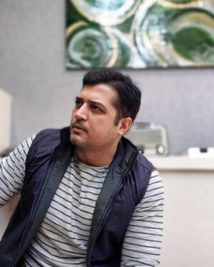 Pendar Akbari Instagram - •
مردی هر روز راس ساعتی معين به گوشه ميدان شهر می رفت و لحظاتی كلاهش را از سرش بر می داشت و به شدت تكان می داد.  پليس علت اين كار را از وی جويا شد. 
مرد گفت: با اين كار زرافه ها را دور می كنم. 
پلیس پرسید: اين جا زرافه ای نمی بينم؟!
و پاسخ شنید: اين نشان می دهد كه من كارم را درست انجام می دهم.

به این میگن توهم مفید بودن! 
ما روزانه با توهم مفید بودن در بسیاری از موارد گوناگون سروکار داریم ... پ ن : آی تینک که اینجوریه 🤪
#پندار_اکبری #pendarakbari