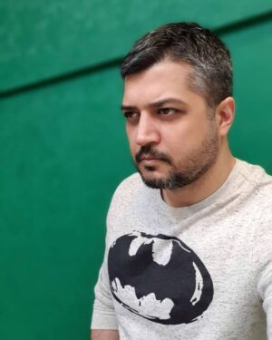 Pendar Akbari Instagram - ..
سلام رفقا ، حالتون چطوره؟؟؟
امیدوارم که صحیح و سلامت باشین و خیلی زود از این شرایط سخت عبور کنیم 
و با رعایت نکاتی تو این روزا زیاد میخونیم و میبینیم بتونیم از خودمون و اطرافیانمون مراقبت کنیم 
دم همه اونایی که رعایت میکنن  گرم💙❤ واسه کسانی که تو خونه میمونن به شدت تماشای فیلمهای روز دنیا رو توصیه میکنم 😉

#pendarakbari #پندار_اکبری