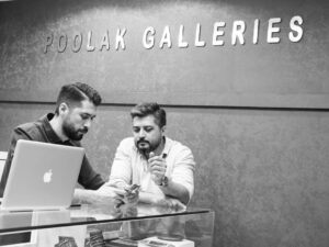 Pendar Akbari Instagram - ...
..
و اما پولک ... تجربه و حرفه جدید همراه پدر و برادرم 
پ ن : پولک چند روزی هست فعالیتش رو شروع کرده ، میتونید تشریف بیارین و خوشحالمون کنین .. بزودی براش مراسم افتتاحیه هم میگیریم تا در جشن کوچک ما شما هم سهیم باشین
نسخه رنگی عکس در پیج پولک قابل مشاهده است😀😉
پ ن  دوم : گالری ما در مجتمع تجاری کورش ، طبقه همکف ،  بورس طلا و جواهر ، واحد ۱۳ واقع شده 
پ ن سوم : ممنون میشم از ما حمایت کنید پیج پولک رو فالو کنین و به دوستان و آشنایانتون معرفی کنین 
@poolakgalleries

#pendarakbari #abdolrezaakbari #erfanakbari #iran #iranianartist #art #gold #goldiran #irangold #iranianactor #artist #طلا