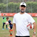 Pep Guardiola Instagram - ❤️ UN GRAN PADRÍ! 😁 Avui el @pepteam ha estat a la sessió d’entrenament i ha compartit una molt bona estona amb els nens i nenes del @pepsummercamp. #PepSummerCamp