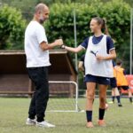 Pep Guardiola Instagram - ❤️ UN GRAN PADRÍ! 😁 Avui el @pepteam ha estat a la sessió d’entrenament i ha compartit una molt bona estona amb els nens i nenes del @pepsummercamp. #PepSummerCamp