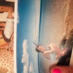 Peri Baumeister Instagram - Es ist lange her. Mein letztes Mal in Griechenland. Damals mit meiner Großmutter in einem kleinen Fischerdorf. Ich erinnere mich an die Hitze im Olivenhain und an eine kleine Bucht in der wir frühmorgens schwimmen gingen. Umgeben von Schafen. Rote Tomaten, knallweißer Feta und die getünchten Häuser in der selben Farbe. Es roch überall nach Jasmin und Orangen. Und der wettergegerbten Haut meiner Nana. Heute bin ich auf Kreta mit meiner Tochter, die mindestens genauso gut riecht. Meisten nach Buttercroissant 🥐. Hier mischt sich eine Prise Meersalz und Sonnencreme hinzu. Alleine Reisen unter Frauen, damit bin ich groß geworden. Es ist anders, wenn man nicht mehr das Kind ist. Ich fange an meine Mama zu verstehen. Danke @ammoshotel für diese schöne Zeit. Wie schön und liebevoll gestaltet es hier ist - wie gut wir es hier haben dürfen und wie lecker alles schmeckt. Unbezahlte Werbung einfach nur, weil ich sie mag.