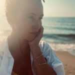 Peri Baumeister Instagram - Es ist lange her. Mein letztes Mal in Griechenland. Damals mit meiner Großmutter in einem kleinen Fischerdorf. Ich erinnere mich an die Hitze im Olivenhain und an eine kleine Bucht in der wir frühmorgens schwimmen gingen. Umgeben von Schafen. Rote Tomaten, knallweißer Feta und die getünchten Häuser in der selben Farbe. Es roch überall nach Jasmin und Orangen. Und der wettergegerbten Haut meiner Nana. Heute bin ich auf Kreta mit meiner Tochter, die mindestens genauso gut riecht. Meisten nach Buttercroissant 🥐. Hier mischt sich eine Prise Meersalz und Sonnencreme hinzu. Alleine Reisen unter Frauen, damit bin ich groß geworden. Es ist anders, wenn man nicht mehr das Kind ist. Ich fange an meine Mama zu verstehen. Danke @ammoshotel für diese schöne Zeit. Wie schön und liebevoll gestaltet es hier ist - wie gut wir es hier haben dürfen und wie lecker alles schmeckt. Unbezahlte Werbung einfach nur, weil ich sie mag.