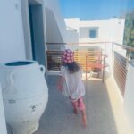 Peri Baumeister Instagram - Es ist lange her. Mein letztes Mal in Griechenland. Damals mit meiner Großmutter in einem kleinen Fischerdorf. Ich erinnere mich an die Hitze im Olivenhain und an eine kleine Bucht in der wir frühmorgens schwimmen gingen. Umgeben von Schafen. Rote Tomaten, knallweißer Feta und die getünchten Häuser in der selben Farbe. Es roch überall nach Jasmin und Orangen. Und der wettergegerbten Haut meiner Nana. Heute bin ich auf Kreta mit meiner Tochter, die mindestens genauso gut riecht. Meisten nach Buttercroissant 🥐. Hier mischt sich eine Prise Meersalz und Sonnencreme hinzu. Alleine Reisen unter Frauen, damit bin ich groß geworden. Es ist anders, wenn man nicht mehr das Kind ist. Ich fange an meine Mama zu verstehen. Danke @ammoshotel für diese schöne Zeit. Wie schön und liebevoll gestaltet es hier ist - wie gut wir es hier haben dürfen und wie lecker alles schmeckt. Unbezahlte Werbung einfach nur, weil ich sie mag.