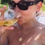 Peri Baumeister Instagram - Es ist lange her. Mein letztes Mal in Griechenland. Damals mit meiner Großmutter in einem kleinen Fischerdorf. Ich erinnere mich an die Hitze im Olivenhain und an eine kleine Bucht in der wir frühmorgens schwimmen gingen. Umgeben von Schafen. Rote Tomaten, knallweißer Feta und die getünchten Häuser in der selben Farbe. Es roch überall nach Jasmin und Orangen. Und der wettergegerbten Haut meiner Nana. Heute bin ich auf Kreta mit meiner Tochter, die mindestens genauso gut riecht. Meisten nach Buttercroissant 🥐. Hier mischt sich eine Prise Meersalz und Sonnencreme hinzu. Alleine Reisen unter Frauen, damit bin ich groß geworden. Es ist anders, wenn man nicht mehr das Kind ist. Ich fange an meine Mama zu verstehen. Danke @ammoshotel für diese schöne Zeit. Wie schön und liebevoll gestaltet es hier ist - wie gut wir es hier haben dürfen und wie lecker alles schmeckt. Unbezahlte Werbung einfach nur, weil ich sie mag.
