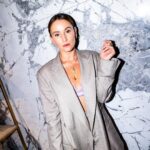 Peri Baumeister Instagram - Dis passiert, wenn man in Berlin ein Taxi bestellt 🪩 @apropos_store #grossmutter @vivienmangin 💋 You see @clemensporikys