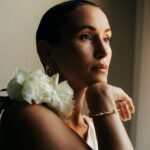 Peri Baumeister Instagram - Sehr geehrter Herr , Ihr Brief hat mich erst vor einigen Tagen erreicht. Ich will Ihnen danken für sein großes und liebes Vertrauen. Ich kann kaum mehr. Ich kann nicht auf die Art Ihrer Verse eingehen; denn mir liegt jede kritische Absicht zu fern. Mit nichts kann man ein Kunst-Werk so wenig berühren als mit kritischen Worten: es kommt dabei immer auf mehr oder minder glückliche Mißverständnisse heraus. Die Dinge sind alle nicht so faßbar und sagbar, als man uns meistens glauben machen möchte; die meisten Ereignisse sind unsagbar, vollziehen sich in einem Raume, den nie ein Wort betreten hat, und unsagbarer als alle sind die Kunst-Werke, geheimnisvolle Existenzen, deren Leben neben dem unseren, das vergeht, dauert.” Rainer Maria Rilke aus “Briefe an einen jungen Dichter” Danke an euch tolldreiste und zauberzarte Frauen - what a day this was @filmpreis 2023. 📸 @sarahstorch_official & @timwachnowski_post 💋 @vivienmangin Merci @dior @cartier Und dir 🤍 @andreaspeterkrings & @itsmemalve @artist_network