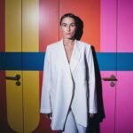 Peri Baumeister Instagram - Blocking colours 🍭 I like Toilettenaufenthaltsräume a lot. Beste Begegnungen. Gespräche top. Tendenz albern. Geruch naja, aber kurz ausruhen geht trotzdem meistens.. Ich hab das erste Mal mit 16 auf ner Toilette im Club eine Frau angesprochen, weil sie so eine crasse Aura hatte und ihr gesagt, wie schön ich sie finde. Damals war das nicht so üblich. Pubertät, aber auch empowern oder empowert werden vom eigenen Geschlecht war eher selten. Sie strahlte übers ganze Gesicht und ich ging mit klopfendem Herzen, aber richtig gutem Gefühl auf die Tanzfläche zurück. 📸 @nilsschwarz_ 🤍 @tigerofsweden