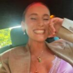 Peri Baumeister Instagram - Dis passiert, wenn man in Berlin ein Taxi bestellt 🪩 @apropos_store #grossmutter @vivienmangin 💋 You see @clemensporikys