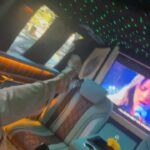 Peri Baumeister Instagram - Dis passiert, wenn man in Berlin ein Taxi bestellt 🪩 @apropos_store #grossmutter @vivienmangin 💋 You see @clemensporikys
