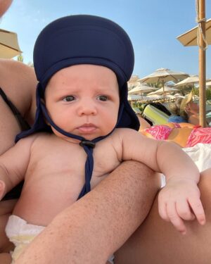 Perrie Instagram - Some wholesome holiday content☀️