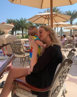 Perrie Instagram - Some wholesome holiday content☀️