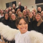 Petra Marklund Instagram - Fatta att Peacejackan drog in 60 980kr!! Jag är helt mållös. Bästa julklappen. Tack till alla som va med! Och till Vocal vibrations! Så kul att sjunga mer er. Bilden säger sig självt! 😁❣️ Vinnare har inte dragits än. Återkommer om det så fort jag vet! Tack @musikhjalpen Så imponerad av er, från skratt till gråt, skratt till gråt.. hålla energin uppe och göra underhållning av allt på samma gång. Grymt. Och 59 510 761 kr allt som allt till Radiohjälpen för att ingen ska behöva dö av hunger. Helt fantastiskt. ❤️ Växjö, Sweden