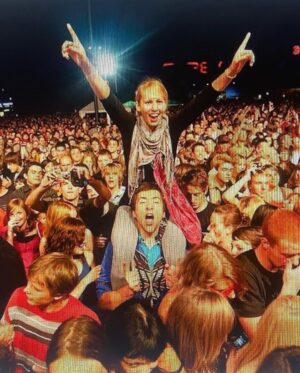 Petra Marklund Instagram - Satellites ruska om mitt liv på många sätt. Vi fick en albumgrammis! Andra priser! Portugal med orkester, den blev stor i UK, USA, Polen, Spanien! Träffade @davidbeckham backstage när jag spela i Madrid, snyggaste jag sett som ni ser att jag tyckte😂 Poliseskort till scenen och gig i Sibirien osv.. 

En annan härlig grej med Satellites var att den också blev stor i Slovenien. Min mammas hemland. Min babica/mormor fick lixom digga till den i sin lilla radio vid spisen där hon alltid stod och gjorde apfelstrudel och borek. Hon var så stolt. Hennes familj var alpmusiker och några av dom första att spelas på radio i Slovenien. Men det var bara killarna som fick spela, allt annat var olämpligt.
Det är många lager. Men jag älskar att jag fick besöka henne varje dag i radion, eftersom vi bara kunde ses 1 gång per år. När jag fyllde 25 blev jag firad av deras statliga tv-kanal och hela släkten där satt fastklistrad vid tv-nyheterna när jag stod å pratade min bebis-slovenska i direktsändning. Det va fint:) 

Tack Satellites! 

💙 

Satellites shook up my life in many ways. We received a Grammy for best dance album! Other awards! Portugal with an orchestra, it became big in the UK, USA, Poland, Spain! Met @davidbeckham backstage when I was performing in Madrid. The most handsome I've ever seen, as you can probably tell 😂. Police escort to the stage and gigs in Siberia, and more.

Another wonderful thing about Satellites was that it also became big in Slovenia, my mom's homeland. My grandma, or "babica" in Slovenian, got to groove to it on her little radio by the stove, where she always stood making apple strudel and borek. She was so proud. Her family were alpine musicians and some of the first to be played on the radio in Slovenia, but only the guys got to play; everything else was considered inappropriate. There are many layers to this story, but I love that I could visit her every day on the radio, as we could only see each other once a year. When I turned 25, I was celebrated on their national TV channel, and the whole family was glued to the TV news when I stood there speaking my baby Slovenian in a live broadcast. It was beautiful. 💙