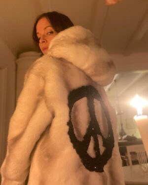 Petra Marklund Instagram - Peacejackan! Vad säger ni om denna då?? 😍

I design av mig och den fantastiska re-make designern @stinaloving ! (Som även gjort kläder till @alicebahkuhnke @zaralarsson @marit_bergman tex) 

Jackan är ett lyxigt vintagefynd (ej riktig päls) Och gjord med kärlek och jag ska bära den när jag kommer å sjunger på sön! 

Vill du ta över denna vita as-snygga isbjörnsdröm i vinter?? In å tävla om den. 50 kr kostar det att vara med och pengarna går till ändamålet. Ingen ska behöva dö av hunger. Jag älskar den så jag måste nog va me å tävla😅 

Ni hittar direkt via länken i min bio! 

#musikhjälpen #ingenskabehövadöavhunger #peacejackan #StinaLoving ☮️✌️