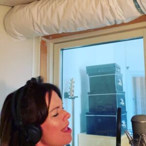 Petra Marklund Instagram - Från och med nu titulera mig Skivbolagbossen. Fett ju??🔥🌪️🌪️ 
Å jag har världens bästa gäng omkring mig. Dröm! Mkt spännande detta🤩 Och nu befinner jag mig i studion å färdigställer lite grejor jag ska bjuda på snart.. kommer mer om det sen helt enkelt🌪️❤️