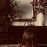 Petra Marklund Instagram - Hej hej. Här har precis en låt om saknad skrivits💕Och jag har precis gjort en lista till er. Och mig såklart. Varm, träig, med en massa brus, knarrande pianostolar och pingerplock på gitarrer. ”Acoustic Fall” heter den. Ni hittar den på min sida på Spotifysida. Lyssna å få en musikkram. Kan behövas i tider som denna❤️ Och om ni vill får ni gärna dela med er av era akustiska favvos. Så kanske dom får trilla in där med! Skriv jätte gärna nedanför i kommentarsfältet 😍🍁🏹 #Spotifylista #Acousticfall