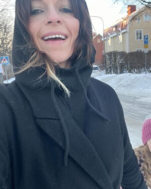 Petra Marklund Instagram - Mina akustiska konserter är igång! Och i April blir det mera! (Info snart)

Tack till alla som kom och lyssnade på plats och via radion! Missade ni kan ni lyssna in på Musikplats Stockholm via min bio! Och så hann jag med en fika med lilltjejen. Lyxdag. Tacktacktack! 💋🍝

Foto @junibackensfoto #Musikplatsstockholm #akustiskt